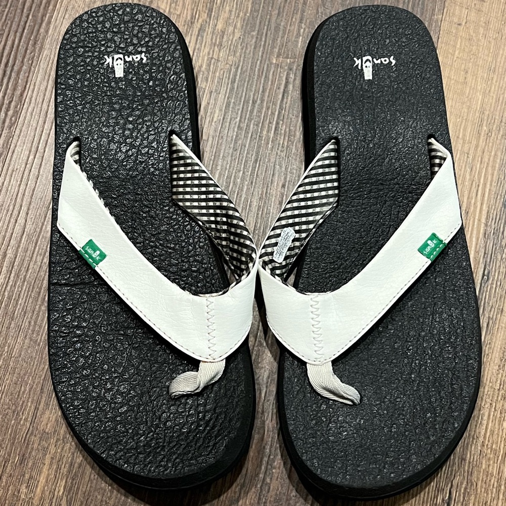 SANUK yoga mat thong sandals womens size 9 black and white soft footbed